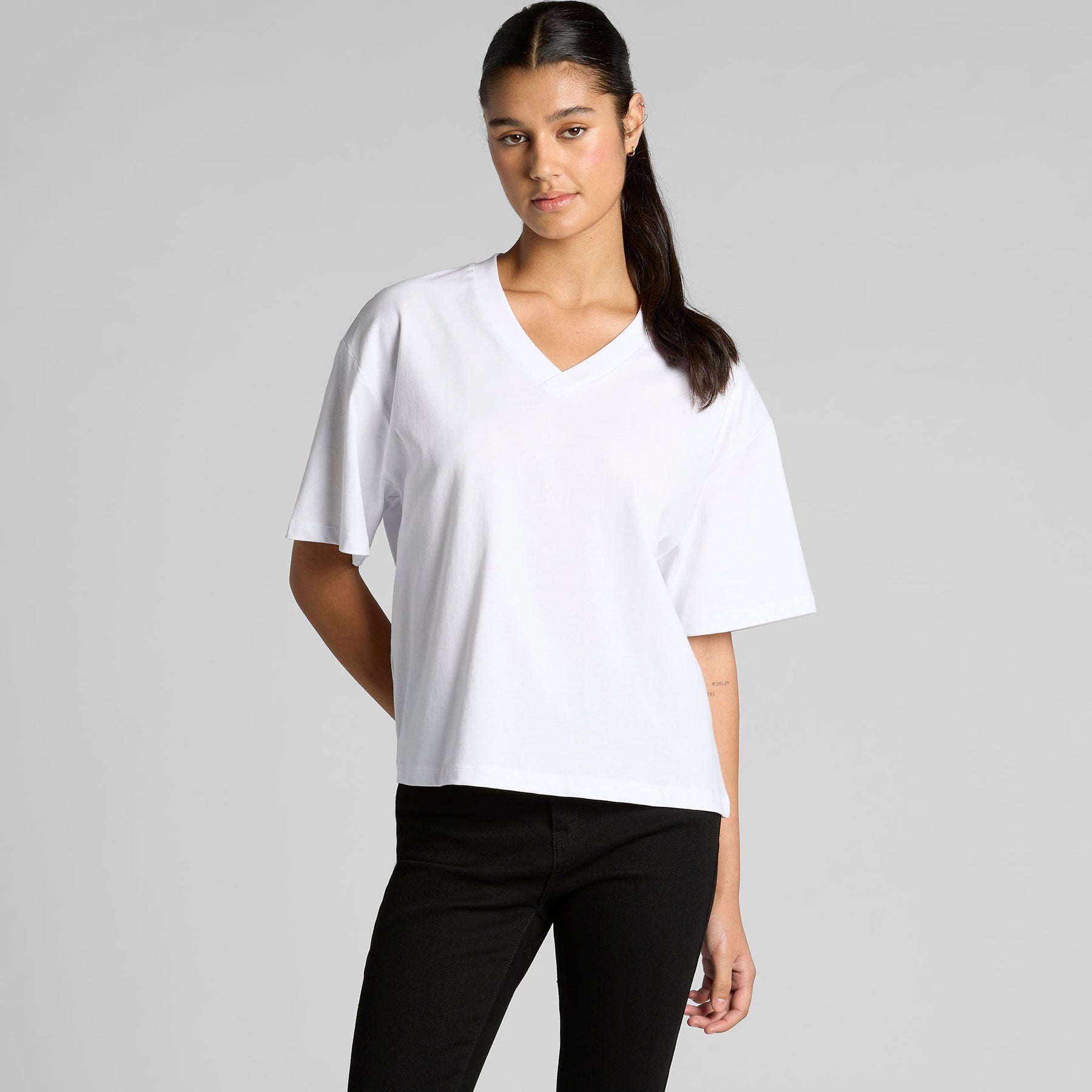 4095 WOS MARTINA V NECK TEE