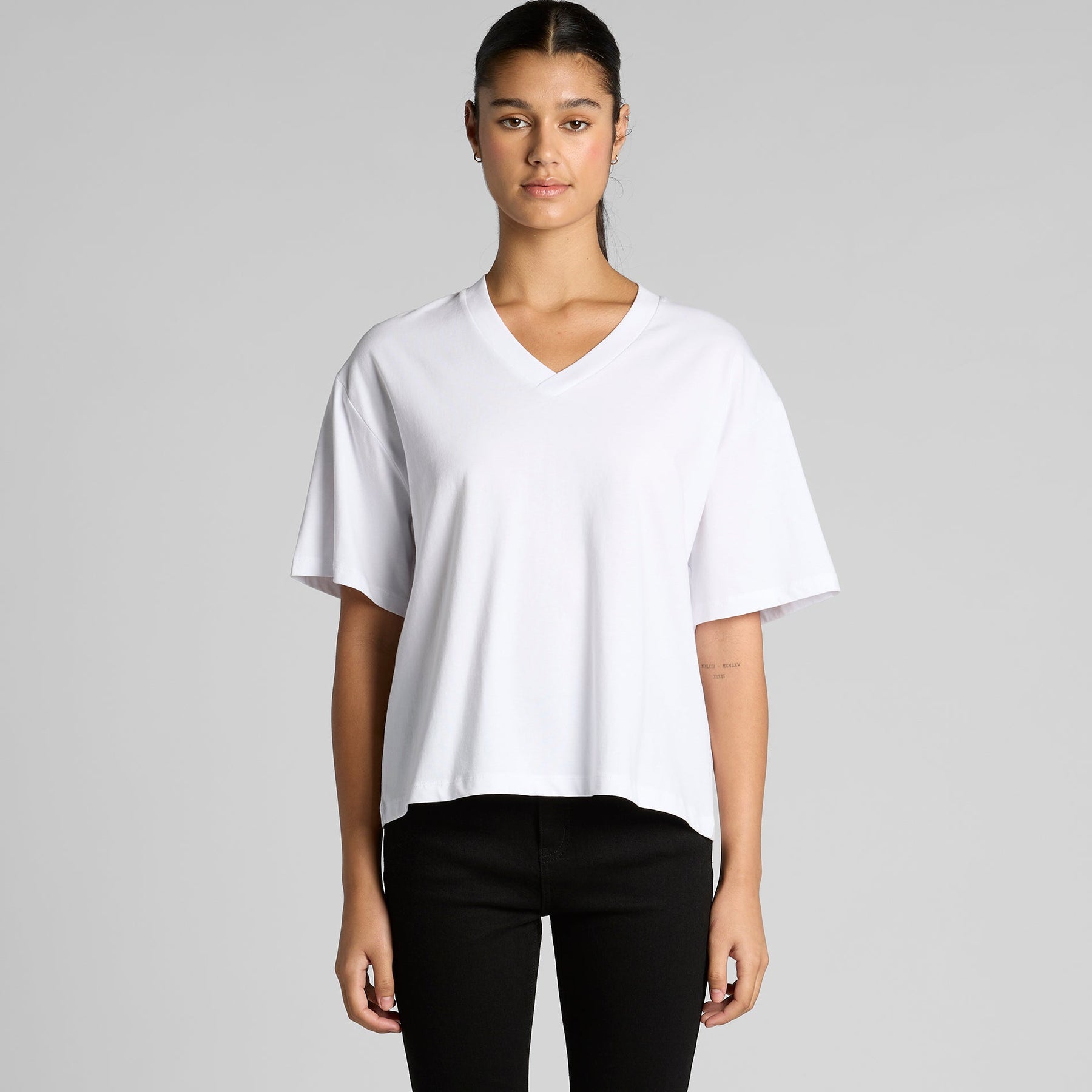 4095 WOS MARTINA V NECK TEE
